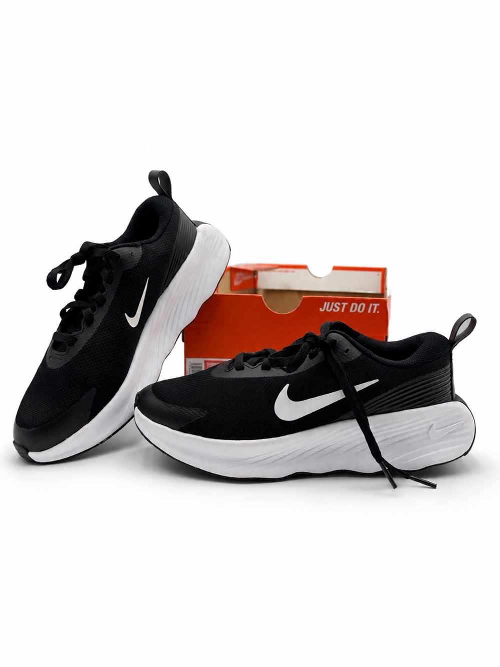 Nike • Promina Walking & Lifestyle Athletic Shoes, Size 9